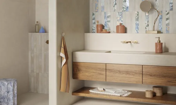 Baño con azulejos efecto piedra en tonos cálidos, colección Cythere de Naxos