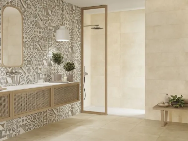 Baño con azulejos efecto piedra en tonos cálidos, colección Dakota de Durstone