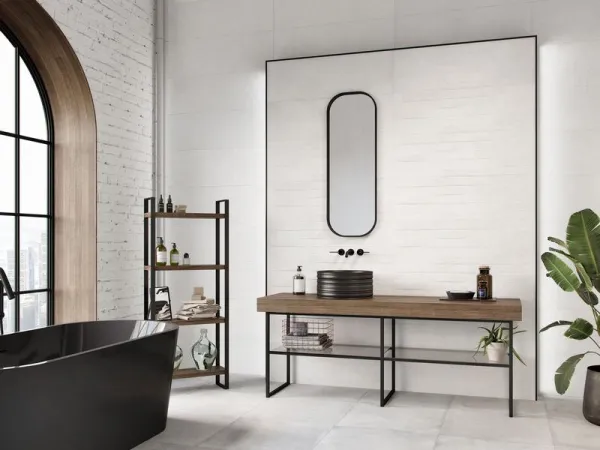 Baño con azulejos efecto piedra en tonos neutros, colección Dakota de Durstone