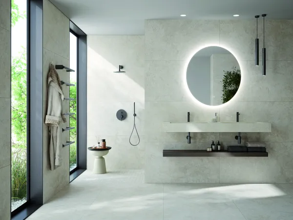 Baño con azulejos efecto piedra, colección Denver de Durstone