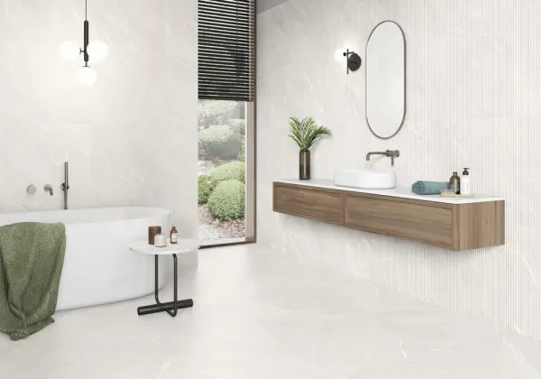Baño con azulejos efecto piedra en tonos neutros, colección Dhara de Colorker