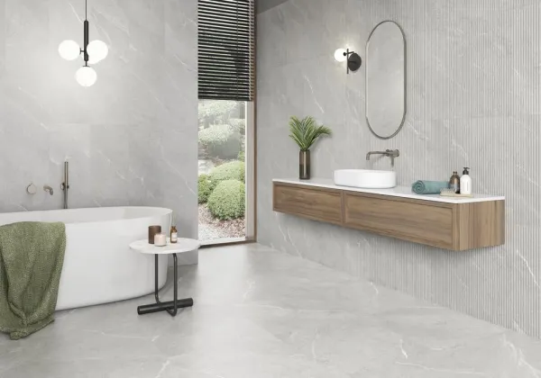 Baño con azulejos efecto piedra en tonos neutros, colección Dhara de Colorker