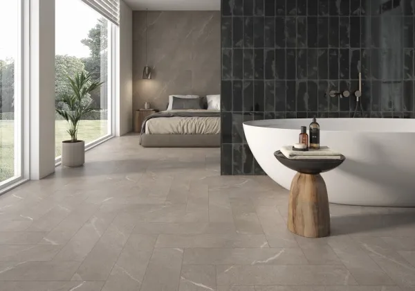 Baño con azulejos efecto piedra en tonos neutros, colección Dhara de Colorker