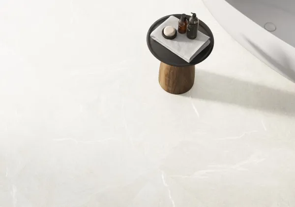 Baño con azulejos efecto piedra en tonos neutros, colección Dhara de Colorker