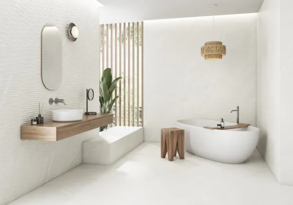Baño con azulejos efecto piedra en tonos neutros, colección Dhara de Colorker