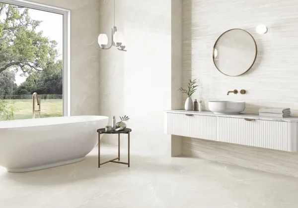 Baño con azulejos efecto piedra en tonos neutros, colección Dhara de Colorker