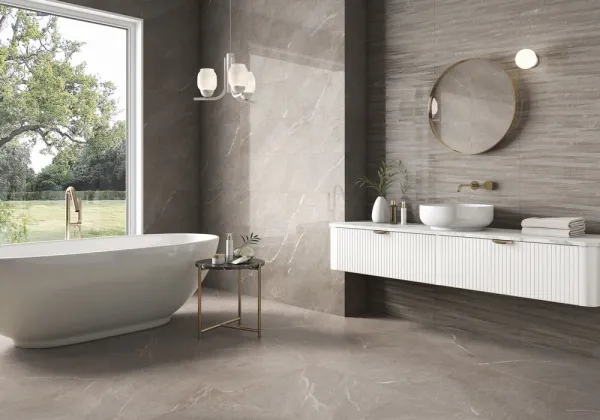 Baño con azulejos efecto piedra, colección Dhara de Colorker