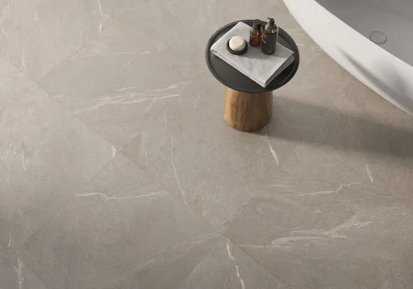 Baño con azulejos efecto piedra, colección Dhara de Colorker