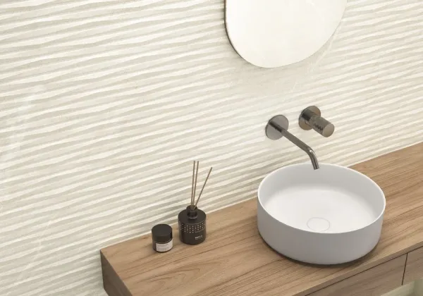 Baño con azulejos efecto piedra en tonos cálidos, colección Dhara de Colorker