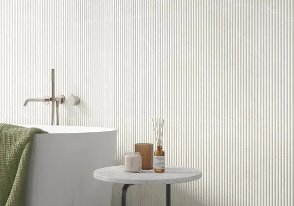 Baño con azulejos efecto piedra en tonos neutros, colección Dhara de Colorker