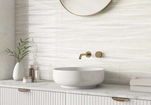 Baño con azulejos efecto piedra en tonos neutros, colección Dhara de Colorker