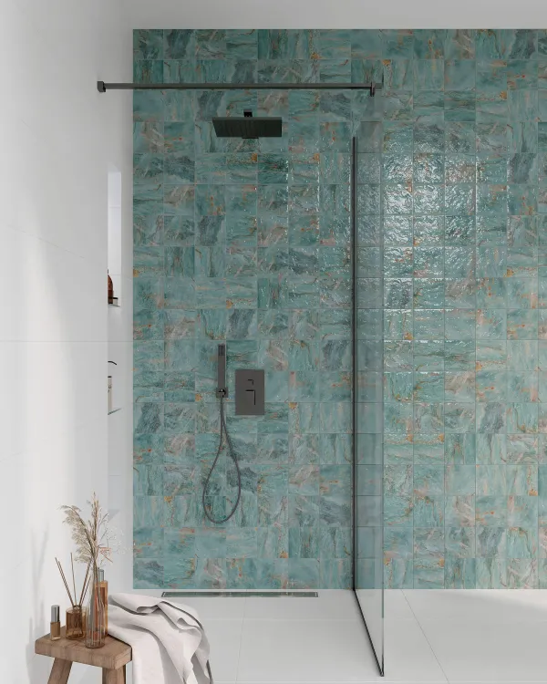 Baño con azulejos efecto piedra en tonos fríos, colección Dive de Ribesalbes