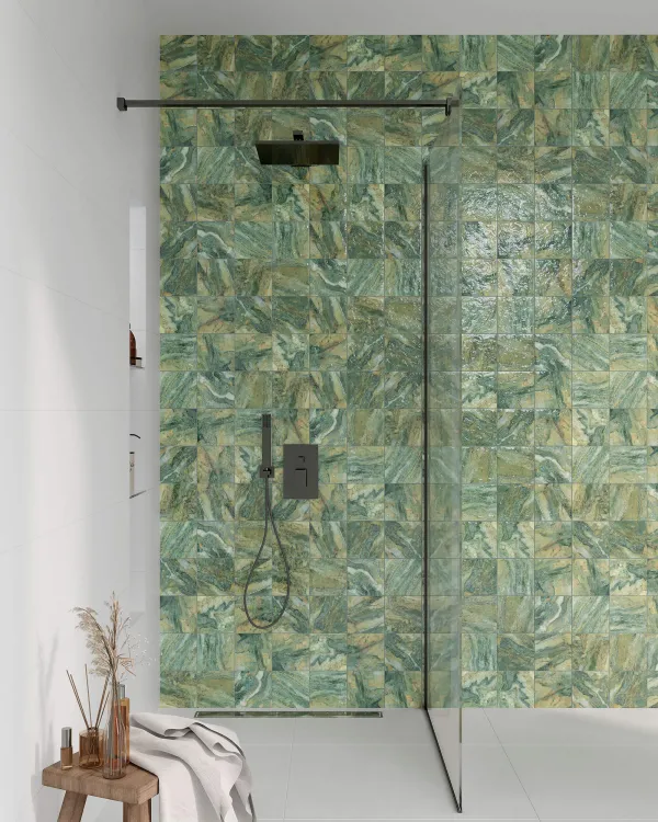 Baño con azulejos efecto piedra en tonos fríos, colección Dive de Ribesalbes