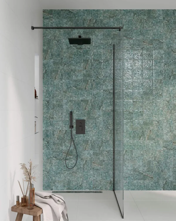 Baño con azulejos efecto piedra en tonos fríos, colección Dive de Ribesalbes