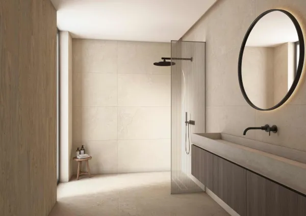 Baño con azulejos efecto piedra en tonos cálidos, colección Dorset de TAU ceràmica