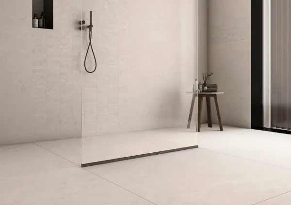 Baño con azulejos efecto piedra, colección Dorset de TAU ceràmica