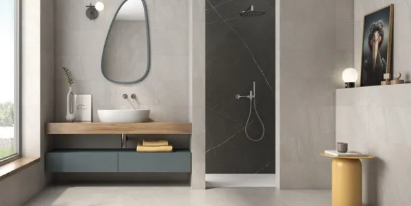 Baño con azulejos efecto piedra en tonos neutros, colección Eddystone de Geotiles