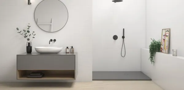 Baño con azulejos efecto piedra en tonos neutros, colección Eddystone de Geotiles