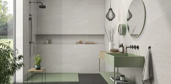 Baño con azulejos efecto piedra en tonos neutros, colección Eddystone de Geotiles