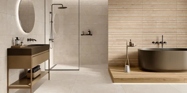 Baño con azulejos efecto piedra en tonos cálidos, colección Élan de Love Tiles