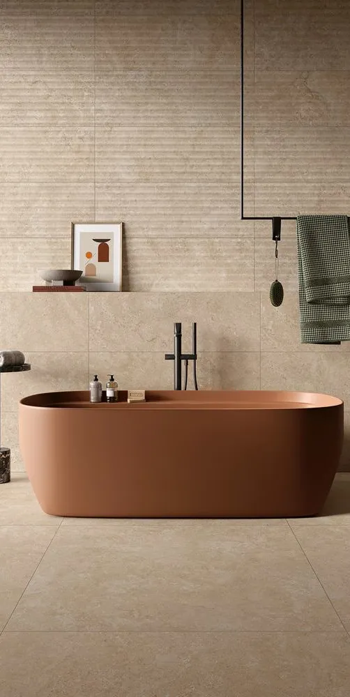 Baño con azulejos efecto piedra en tonos cálidos, colección Élan de Love Tiles