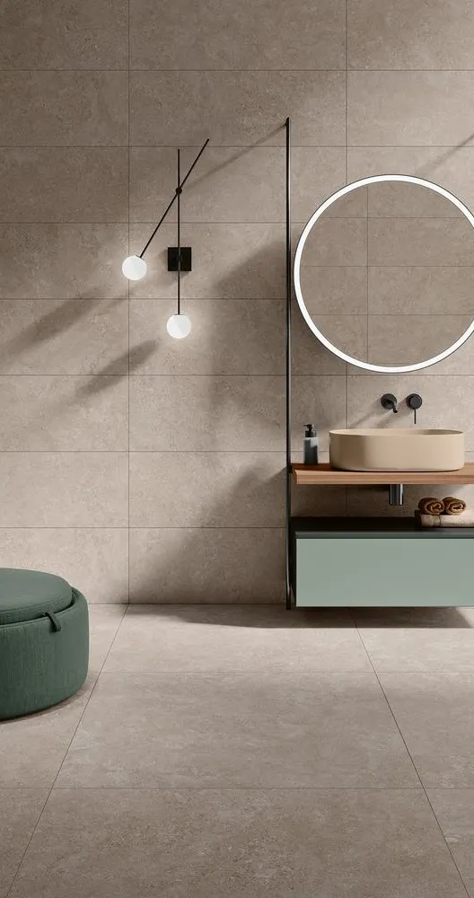 Baño con azulejos efecto piedra en tonos cálidos, colección Élan de Love Tiles