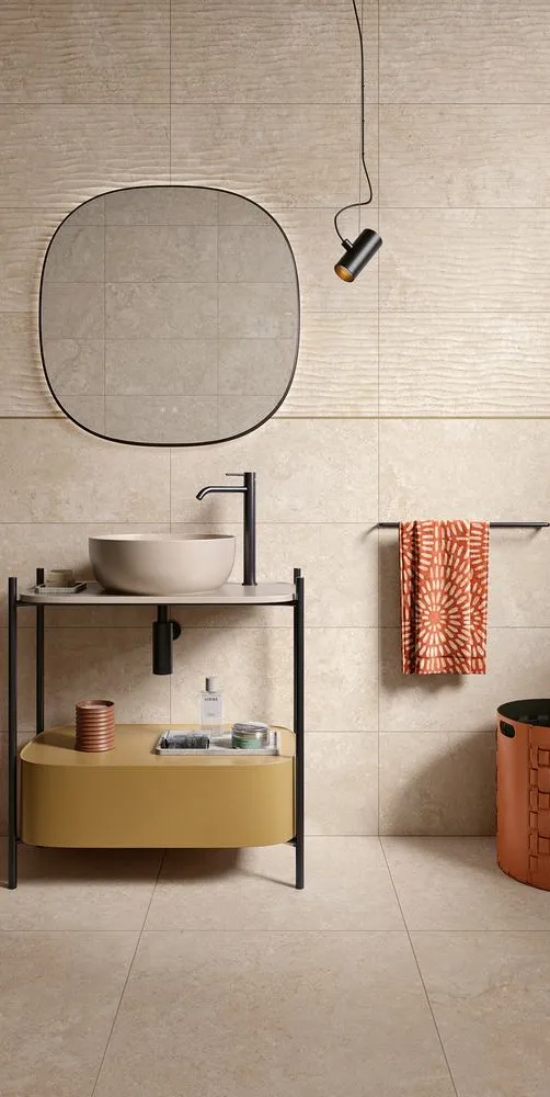 Baño con azulejos efecto piedra en tonos cálidos, colección Élan de Love Tiles