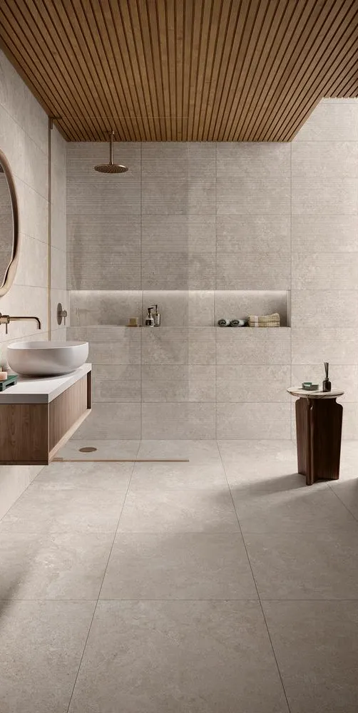 Baño con azulejos efecto piedra en tonos cálidos, colección Élan de Love Tiles
