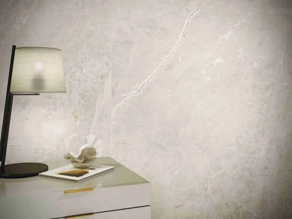 Baño con azulejos efecto piedra, colección Electra de Baldocer