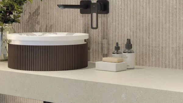Baño con azulejos efecto piedra en tonos cálidos, colección Eterna de Cifre