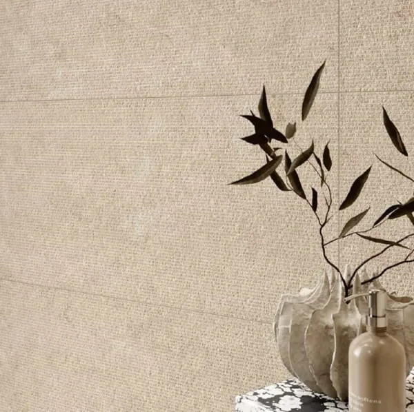 Baño con azulejos efecto piedra en tonos cálidos, colección Evolution de Margres