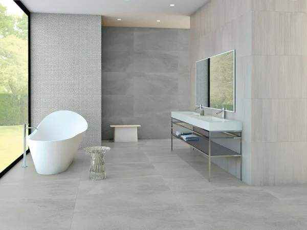 Baño con azulejos efecto piedra en tonos neutros, colección Fidenza de TAU ceràmica