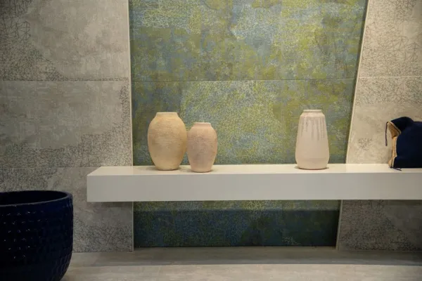 Baño con azulejos efecto piedra en tonos fríos, colección Fireclay de Aparici