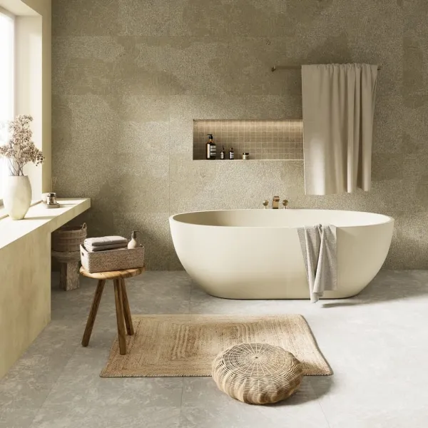 Baño con azulejos efecto piedra en tonos cálidos, colección Fireclay de Aparici