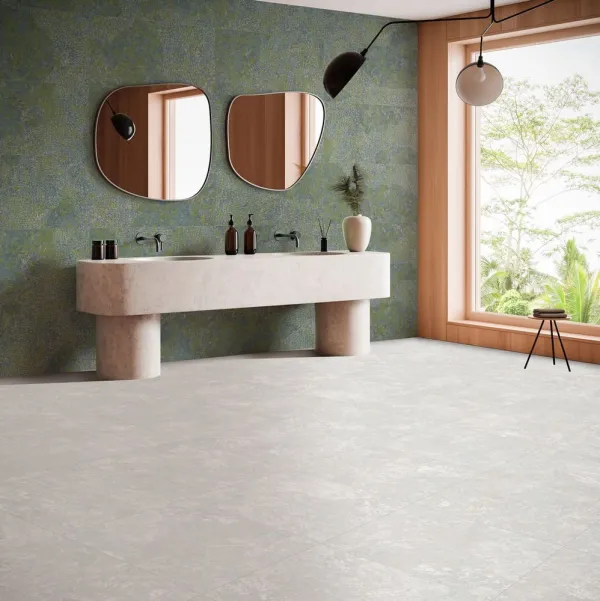 Baño con azulejos efecto piedra, colección Fireclay de Aparici