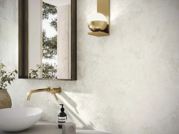 Baño con azulejos efecto piedra en tonos neutros, colección Florence de Baldocer