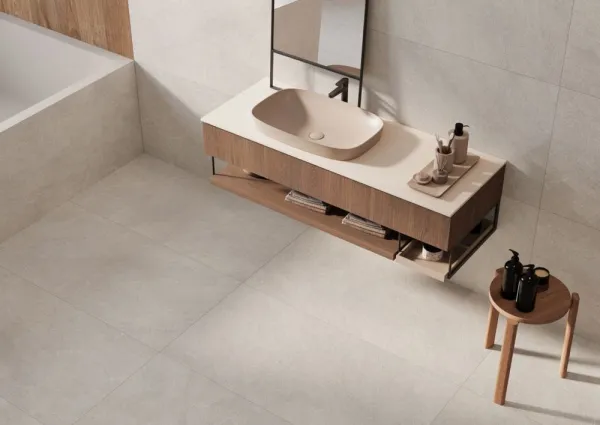 Baño con azulejos efecto piedra en tonos cálidos, colección Formentor de Cristacer
