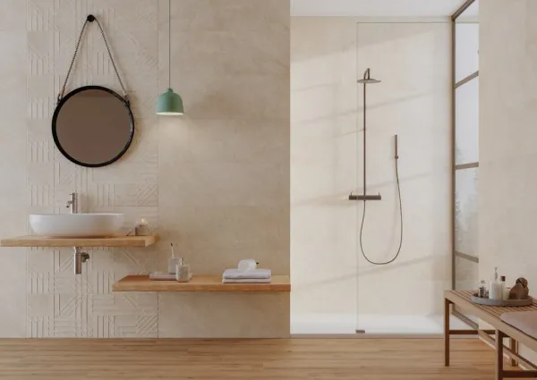 Baño con azulejos efecto piedra en tonos cálidos, colección Formentor de Cristacer