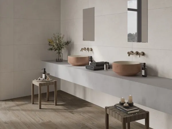 Baño con azulejos efecto piedra en tonos cálidos, colección Gala de Fanal