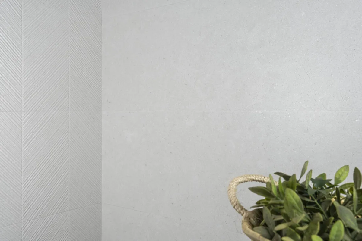 Baño con azulejos efecto piedra en tonos neutros, colección Ghent de Peronda
