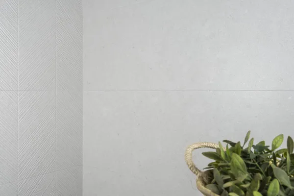 Baño con azulejos efecto piedra en tonos neutros, colección Ghent de Peronda