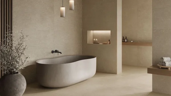 Baño con azulejos efecto piedra en tonos cálidos, colección Gradine de Argenta
