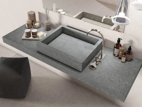 Baño con azulejos efecto piedra en tonos neutros, colección Granite de Cifre