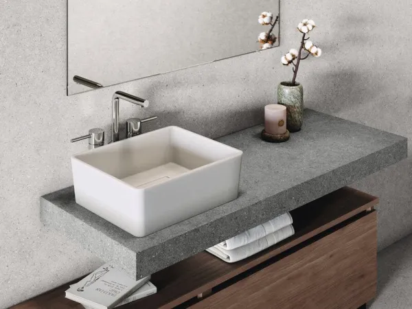 Baño con azulejos efecto piedra en tonos neutros, colección Granite de Cifre