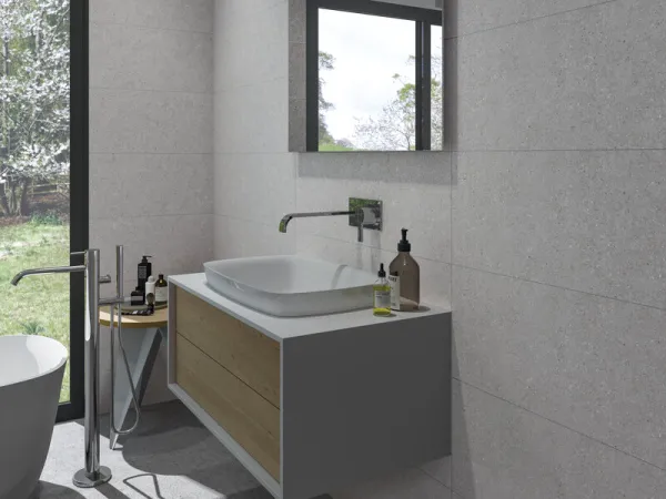 Baño con azulejos efecto piedra en tonos neutros, colección Granite de Cifre