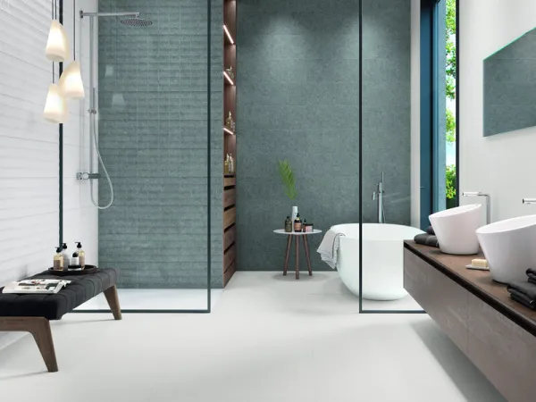 Baño con azulejos efecto piedra en tonos fríos, colección Granite de Cifre