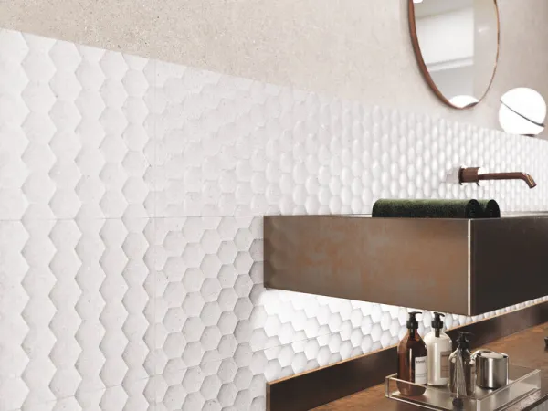 Baño con azulejos efecto piedra, colección Granite de Cifre