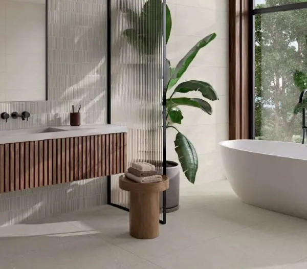 Baño con azulejos efecto piedra, colección Halton de Alaplana