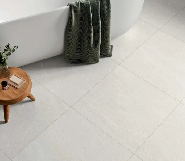 Baño con azulejos efecto piedra en tonos neutros, colección Halton de Alaplana