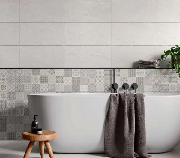 Baño con azulejos efecto piedra en tonos neutros, colección Halton de Alaplana